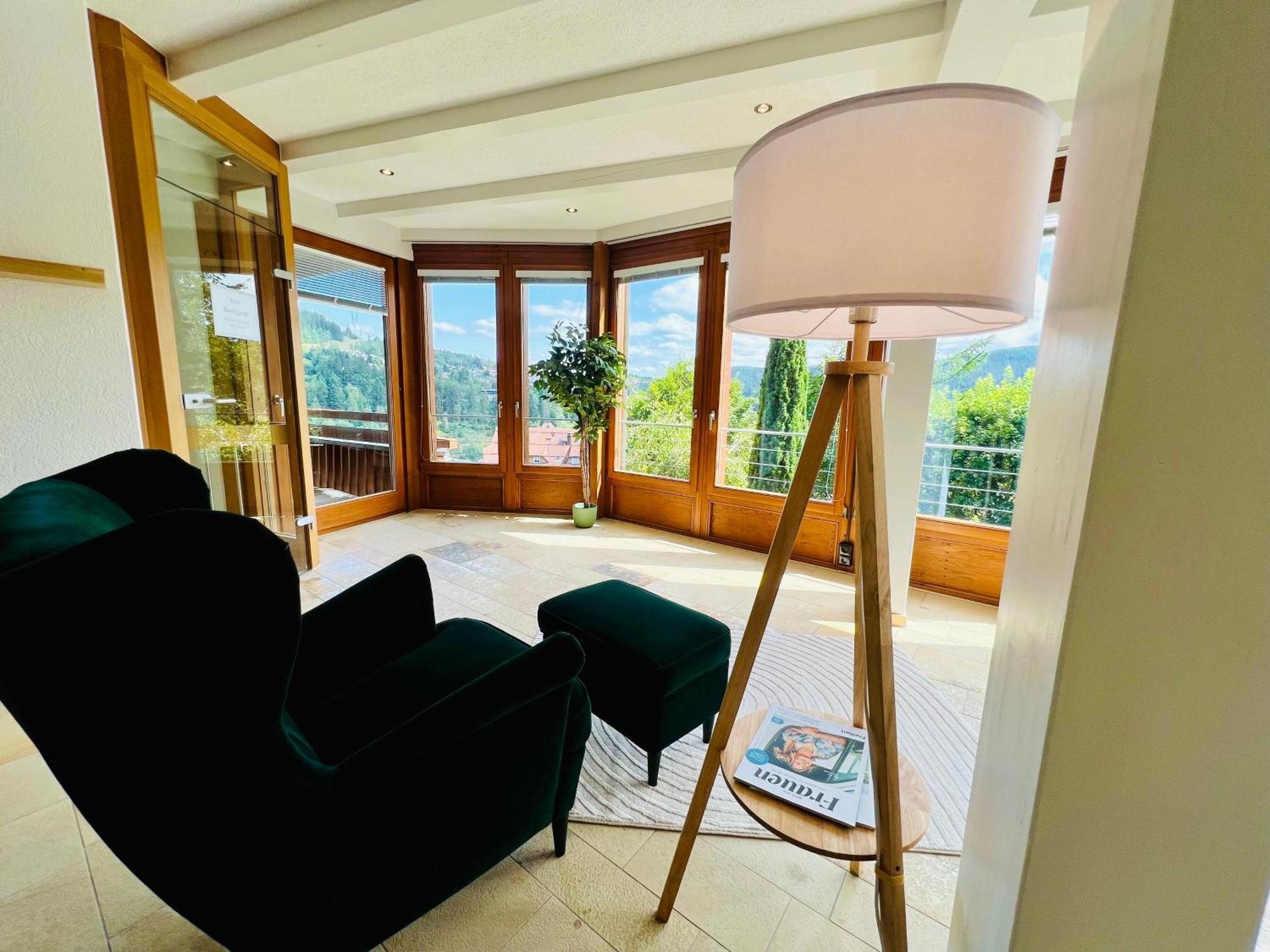 Panoramablick Mit Privatparkplatz, 2 Balkone Und 1,5 Baeder Lägenhet Titisee-Neustadt Exteriör bild